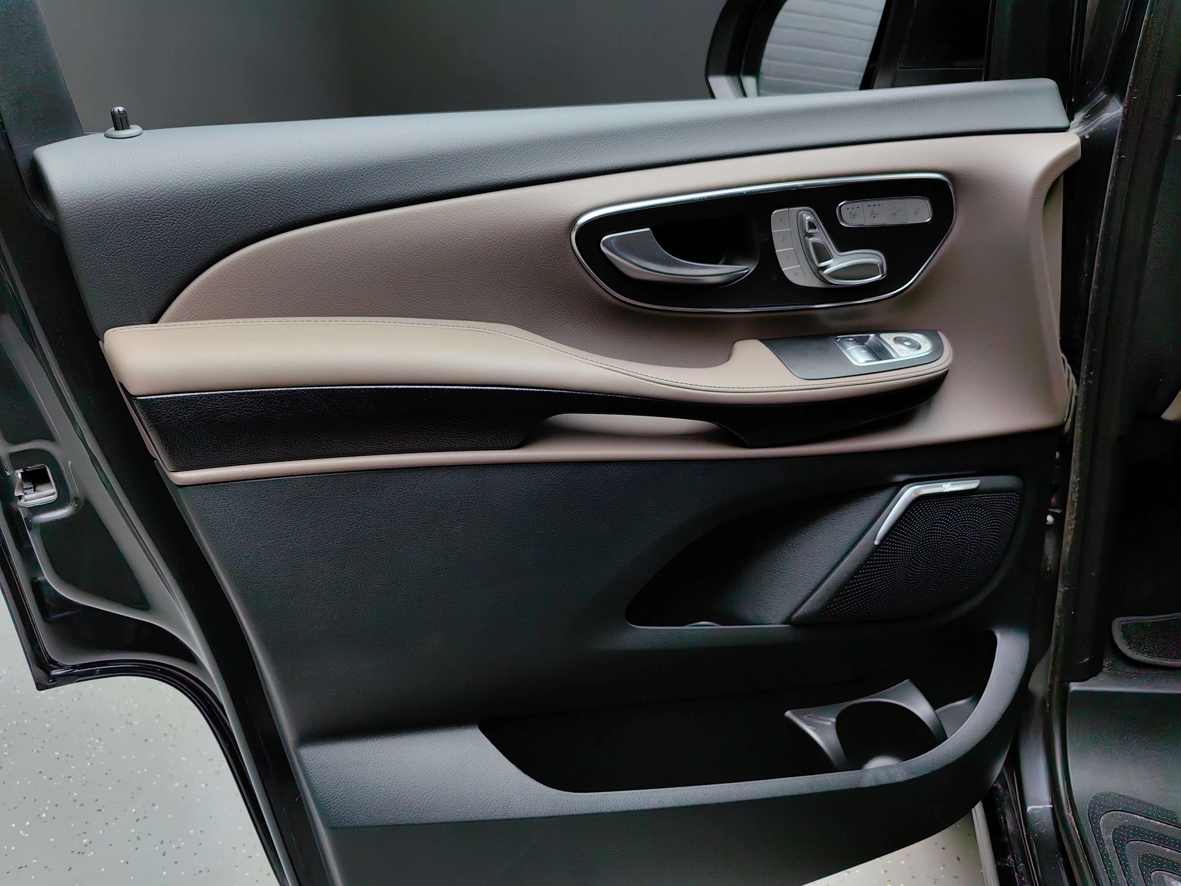 Mercedes-Benz V-класс 2023 17