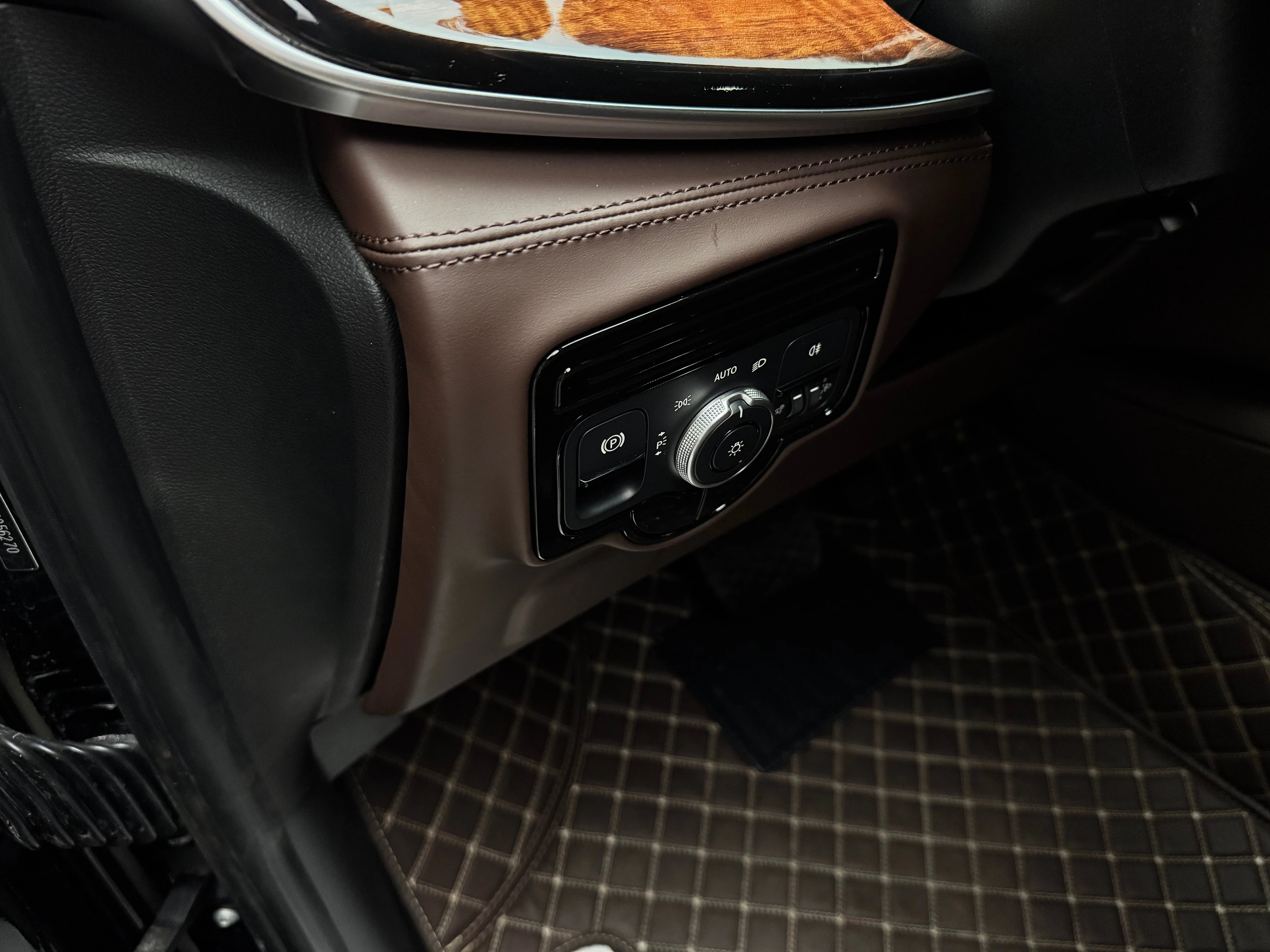 Mercedes-Benz V-класс 2025 17