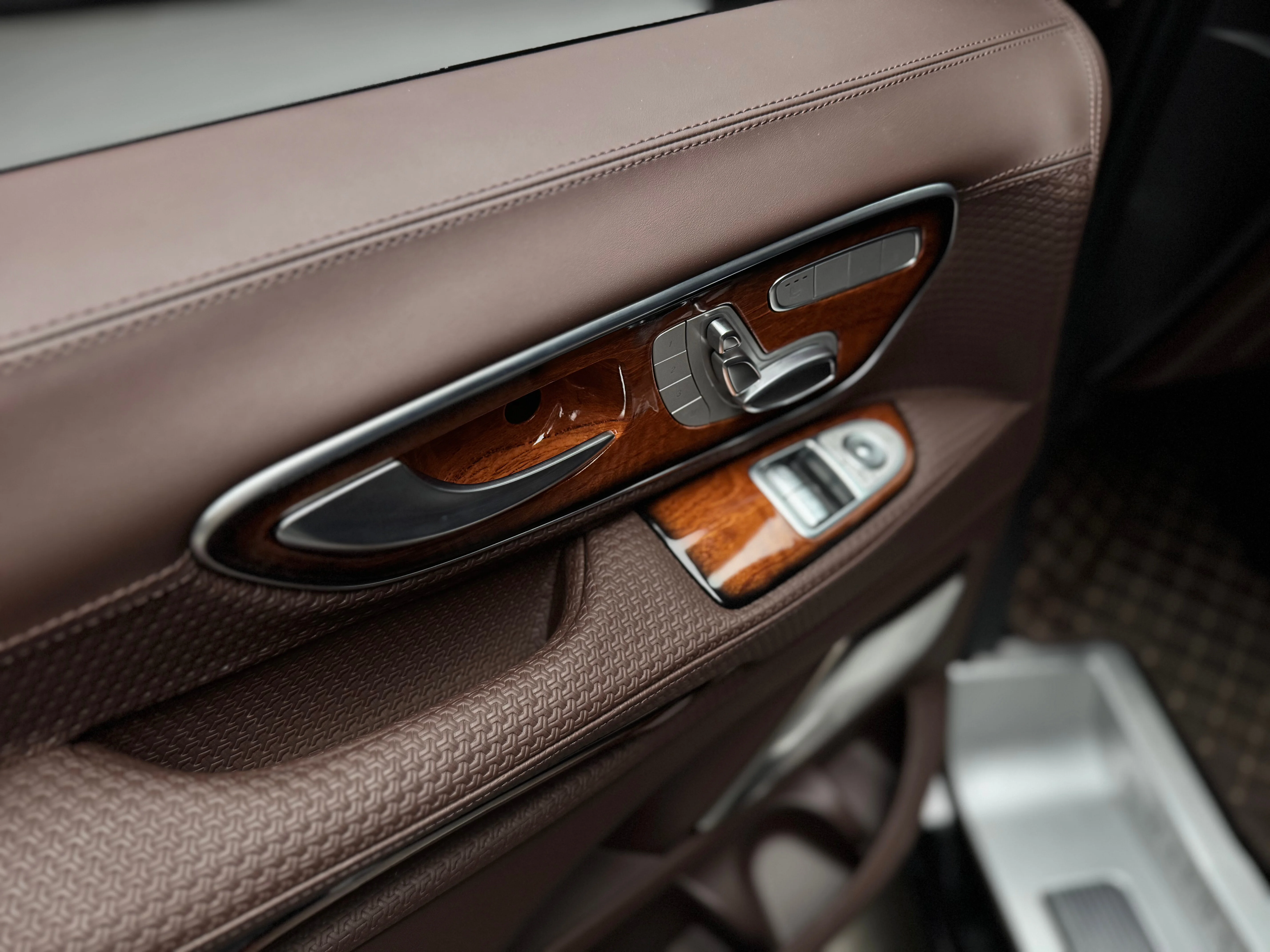 Mercedes-Benz V-класс 2025 16