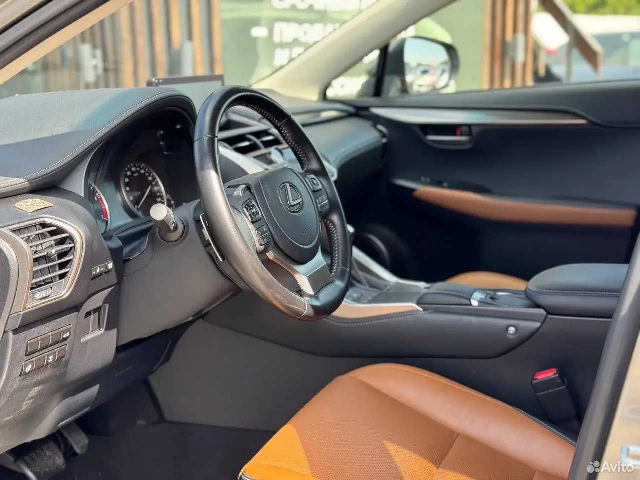 Lexus NX, 2020