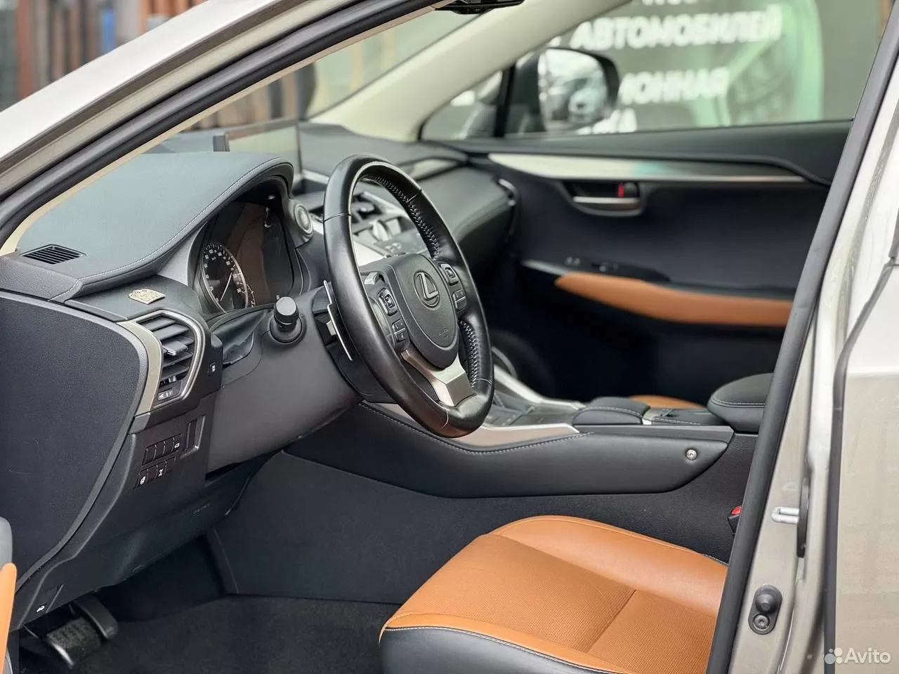 Lexus NX, 2020