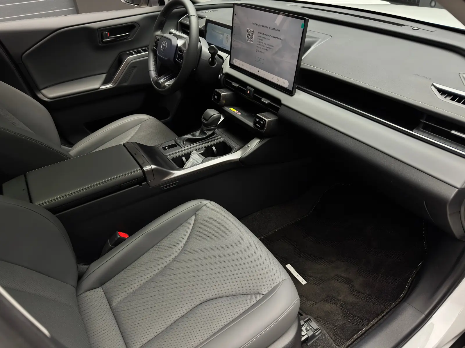 Toyota RAV4 2025 13