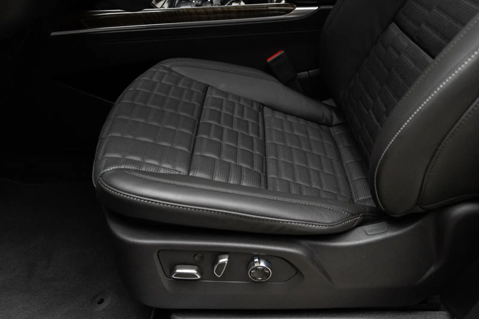 Cadillac Escalade 2026 23