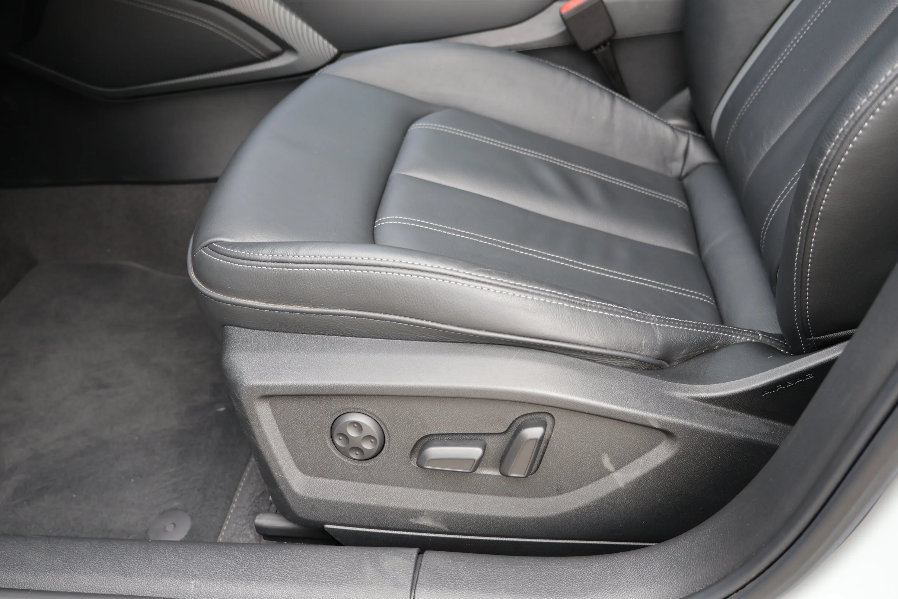 Audi Q2L, 2022